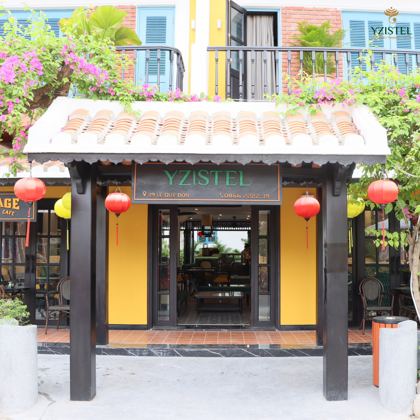 Cổng chính khách sạn boutique Hội An Yzistel – không gian mang đậm dấu ấn Đông Dương.