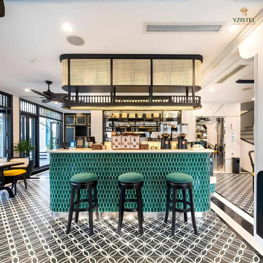 Quầy bar phong cách Đông Dương tại khách sạn boutique Hội An Yzistel Hoi An