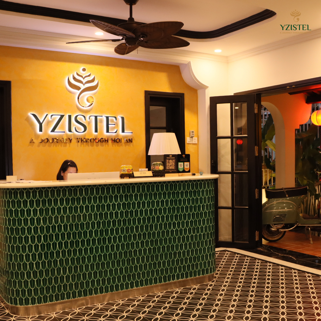 Khu vực lễ tân khách sạn boutique Yzistel Hoi An vào buổi tối