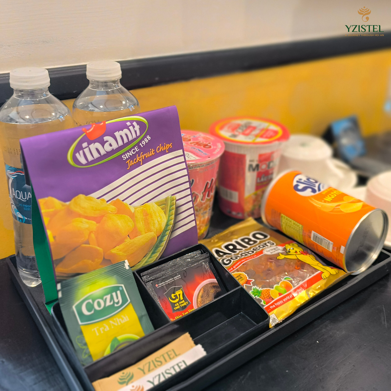 Minibar miễn phí tại khách sạn boutique Hội An Yzistel với đồ ăn nhẹ và thức uống tiện lợi.
