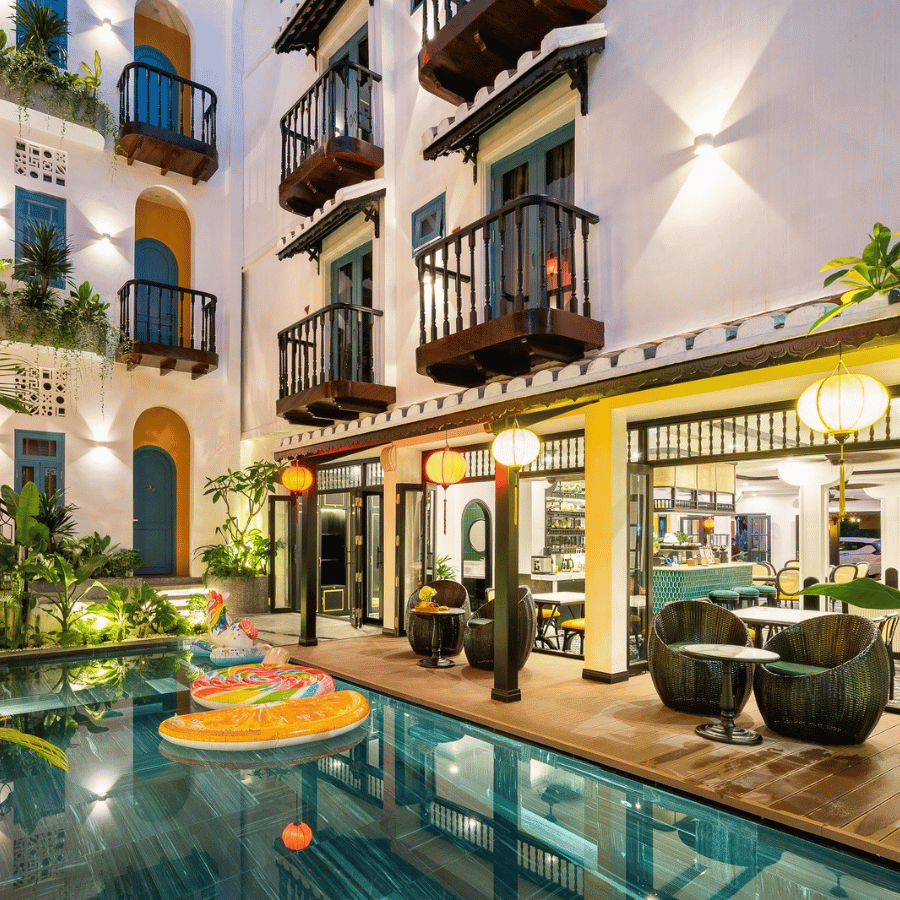 Khách sạn boutique Hội An, khách sạn trong phố cổ Hội An, khách sạn phong cách Đông Dương ở Hội An, khách sạn ở Hội An có quán cà phê, khách sạn ở Hội An gần Chùa Cầu, khách sạn trung tâm Hội An, khách sạn ở Hội An có ban công, khách sạn phong cách ở Hội An, trải nghiệm lưu trú độc đáo ở Hội An, chỗ ở boutique tốt nhất tại Hội An