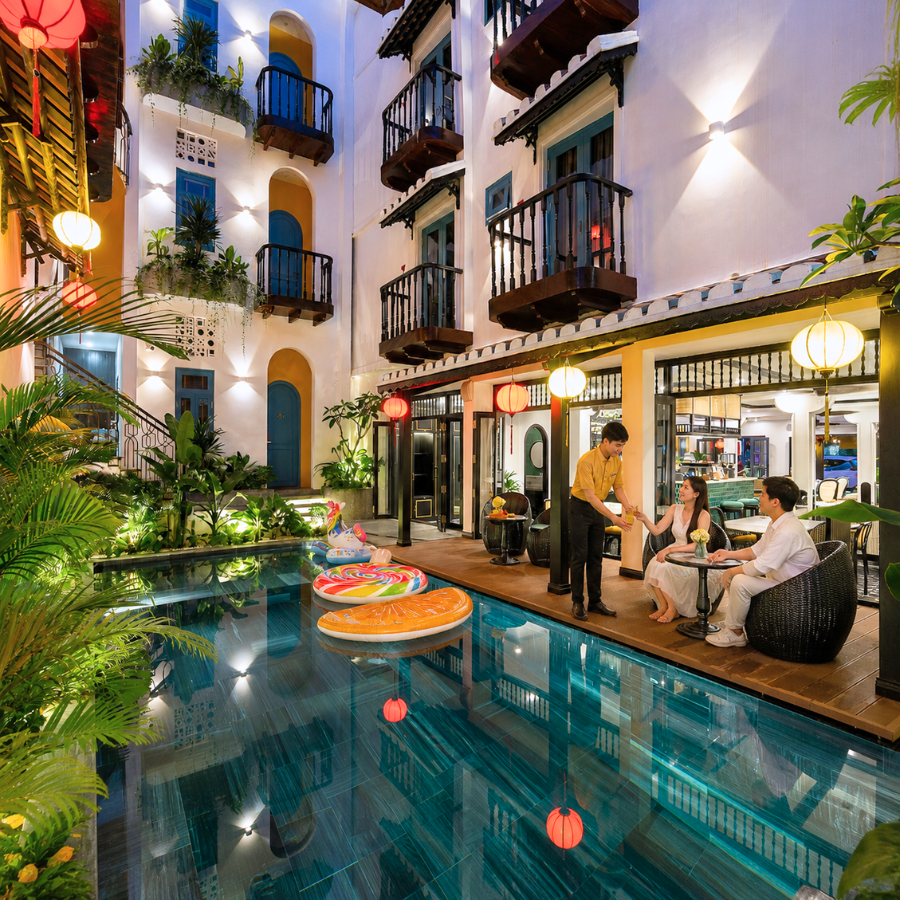 khách sạn boutique Hội An, khách sạn trong phố cổ Hội An, khách sạn phong cách Đông Dương ở Hội An, khách sạn ở Hội An có quán cà phê, khách sạn ở Hội An gần Chùa Cầu, khách sạn trung tâm Hội An, khách sạn ở Hội An có ban công, khách sạn phong cách ở Hội An, trải nghiệm lưu trú độc đáo ở Hội An, chỗ ở boutique tốt nhất tại Hội An, Dịch Vụ Tận Tâm, Dịch Vụ Mọi Lúc Mọi Nơi